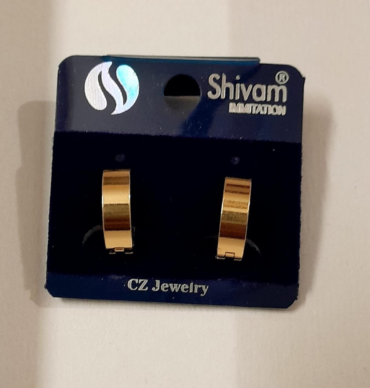 Touch of gold. Earrings for women 